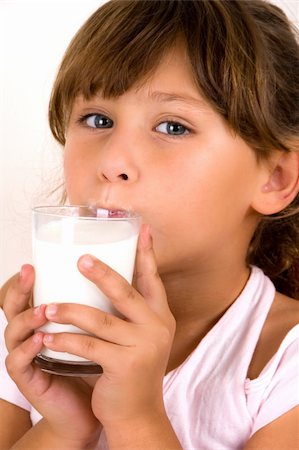 simsearch:400-04218582,k - little girl going to drink the milk Stockbilder - Microstock & Abonnement, Bildnummer: 400-05083925