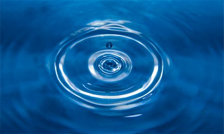 simsearch:659-03524635,k - Beautifull water splash with drop Foto de stock - Royalty-Free Super Valor e Assinatura, Número: 400-05094374