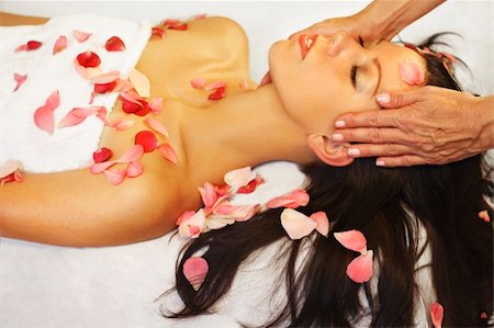 Woman gets facial massage and aromatherapy with rose petals Fotografie stock - Microstock e Abbonamento, Codice: 400-05094578