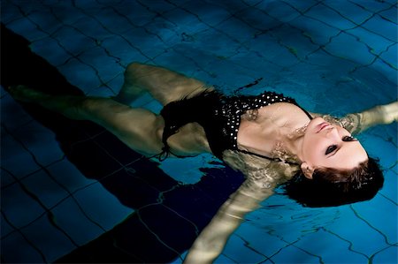 beautiful young woman in sport swimming pool Photographie de stock - Aubaine LD & Abonnement, Code: 400-05094838