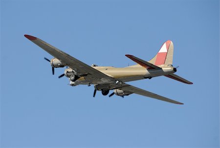 simsearch:400-04461335,k - World War II era flying fortress bomber Photographie de stock - Aubaine LD & Abonnement, Code: 400-05095668