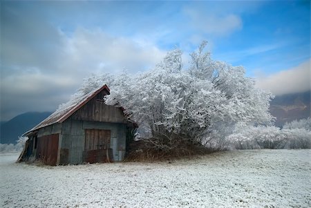 Cottage in the cold winter landscape. Foto de stock - Super Valor sin royalties y Suscripción, Código: 400-05096398