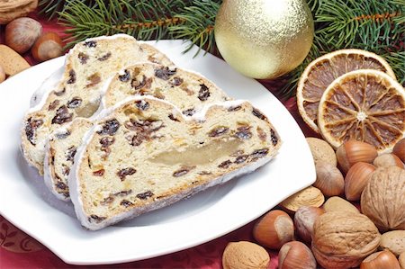 Slices of stollen on a white plate with garnish Photographie de stock - Aubaine LD & Abonnement, Code: 400-05096621