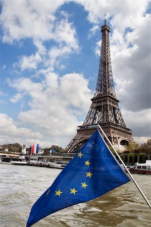 simsearch:400-06059898,k - View at Eiffel tower across the Seine River from boat. European Union flag in front. Foto de stock - Royalty-Free Super Valor e Assinatura, Número: 400-05098276