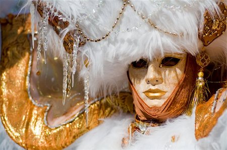 simsearch:400-04331623,k - Carnival in venice with model dressed in various costumes and masks - gold lady Foto de stock - Super Valor sin royalties y Suscripción, Código: 400-05099994