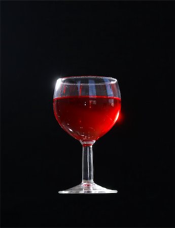 simsearch:400-04935153,k - A full glass of red wine on black background. Photographie de stock - Aubaine LD & Abonnement, Code: 400-05090762