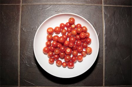 restaurant kitchen light - large bowl of fresh organic ripe tomatoes Stock Photo - Budget Royalty-Free & Subscription, Code: 400-05091073