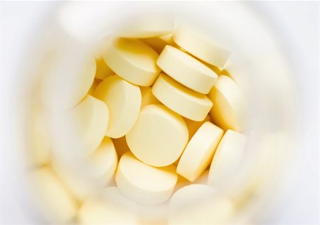 simsearch:400-05320068,k - Yellow pills over white macro shot Photographie de stock - Aubaine LD & Abonnement, Code: 400-05091092