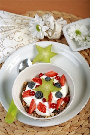 simsearch:400-04415230,k - White yogurt in the bowl with fruits and cereal Photographie de stock - Aubaine LD & Abonnement, Code: 400-05091221