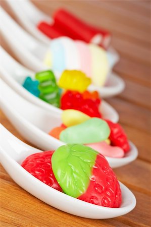 simsearch:859-03038099,k - Assortment of candies in the spoons with soft shadow in the wooden background. Shallow depth of field Stockbilder - Microstock & Abonnement, Bildnummer: 400-05092436