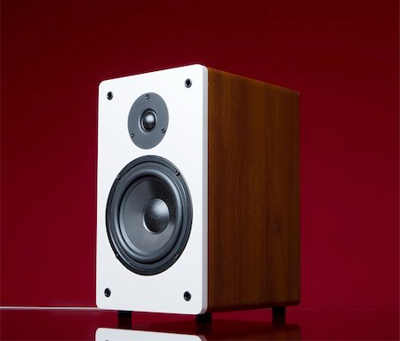 simsearch:400-05131379,k - Audio speaker on the red background with reflection Photographie de stock - Aubaine LD & Abonnement, Code: 400-05092501