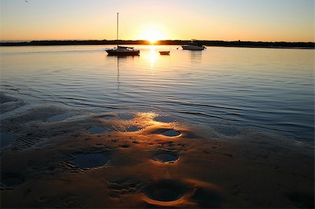 simsearch:400-05255037,k - The rising sun bathes the beach in golden light. Stockbilder - Microstock & Abonnement, Bildnummer: 400-05093170