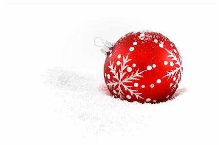 simsearch:400-05382600,k - Red christmas bauble in fresh white snow Stockbilder - Microstock & Abonnement, Bildnummer: 400-05093171