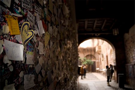 romeo und julia - Wall full of messages from lovers in Juliet's House, Verona, Italy. Stockbilder - Microstock & Abonnement, Bildnummer: 400-05093758