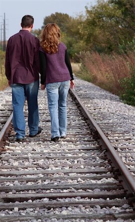 A couple walking along the railroad tracks. Stockbilder - Microstock & Abonnement, Bildnummer: 400-05093795