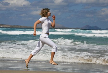 Running woman on the beach Photographie de stock - Aubaine LD & Abonnement, Code: 400-05104506