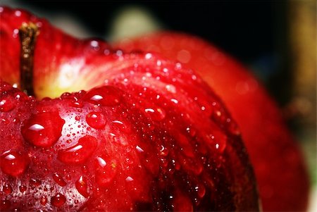 Water drops on a red apple the macroshootings photographed in a mode. Foto de stock - Royalty-Free Super Valor e Assinatura, Número: 400-05105468