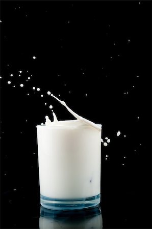 simsearch:400-04823336,k - Splash in a milk glass Photographie de stock - Aubaine LD & Abonnement, Code: 400-05105501