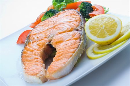 simsearch:400-05381790,k - fresh salmon cooked with tomato salad broccoli salad Foto de stock - Super Valor sin royalties y Suscripción, Código: 400-05107587