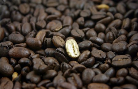 simsearch:400-04313939,k - Golden Coffee Bean on a bed of normal coffee beans Stock Photo - Budget Royalty-Free & Subscription, Code: 400-05108364