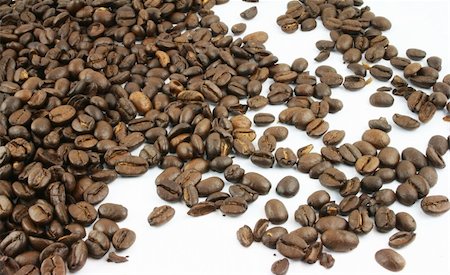 simsearch:400-04094520,k - Coffee Beans spread on a white background Fotografie stock - Microstock e Abbonamento, Codice: 400-05108365