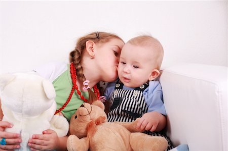 simsearch:400-04161658,k - Cute older sister giving a kiss to her brother Fotografie stock - Microstock e Abbonamento, Codice: 400-05108734