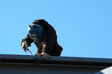 A welder on the roof of a construction site Photographie de stock - Aubaine LD & Abonnement, Code: 400-05108968