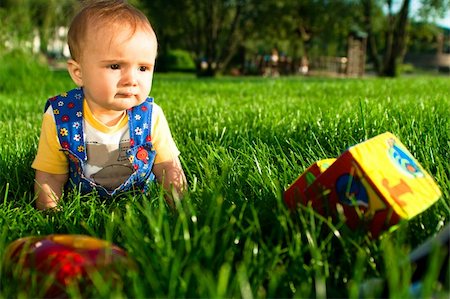 simsearch:400-04318989,k - Baby on the lawn playing with toys Fotografie stock - Microstock e Abbonamento, Codice: 400-05108980