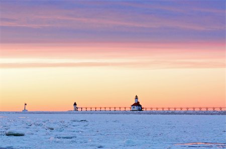 Lighthouse during a Winter Sunset Foto de stock - Royalty-Free Super Valor e Assinatura, Número: 400-05101542