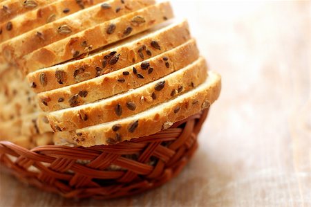 loaves of bread in a basket Foto de stock - Super Valor sin royalties y Suscripción, Código: 400-05102048