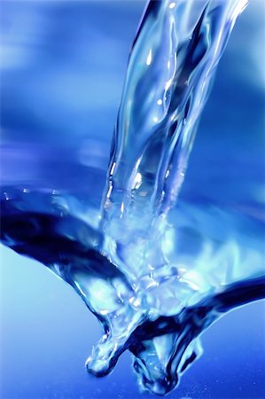 simsearch:400-04555278,k - Sparks of blue water Photographie de stock - Aubaine LD & Abonnement, Code: 400-05102184