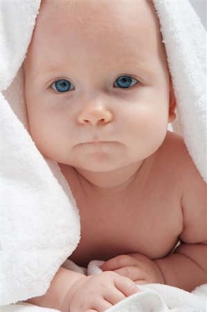 simsearch:400-06098679,k - Thoughtful baby covered with white towel Fotografie stock - Microstock e Abbonamento, Codice: 400-05102503
