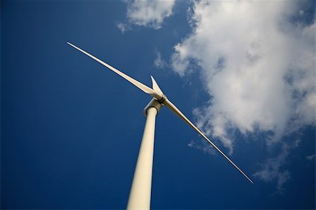 simsearch:400-04736931,k - A modern wind turbin creating green energy Foto de stock - Super Valor sin royalties y Suscripción, Código: 400-05114306