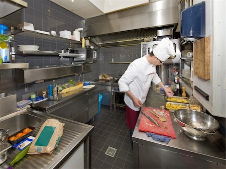 simsearch:400-04114281,k - A chef in a profesional kitchen, preparing dinner Photographie de stock - Aubaine LD & Abonnement, Code: 400-05114533