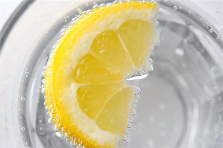 simsearch:622-07519502,k - A slice  of lemon in sparkling mineral water Stockbilder - Microstock & Abonnement, Bildnummer: 400-05114644