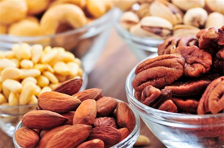 simsearch:700-00342839,k - Many glass bowls of almonds walnuts pistachios and pine nuts Fotografie stock - Microstock e Abbonamento, Codice: 400-05114736