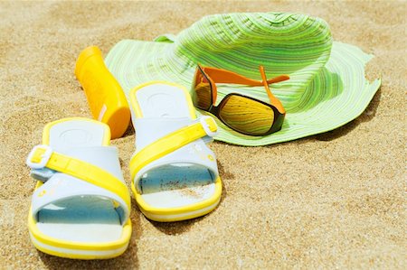 simsearch:400-07167440,k - Flip flops, sunglasses, hat and sun block on sand Foto de stock - Super Valor sin royalties y Suscripción, Código: 400-05115412