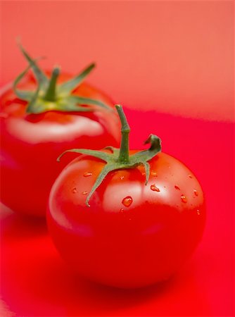 Tomatos on red background Foto de stock - Super Valor sin royalties y Suscripción, Código: 400-05116616
