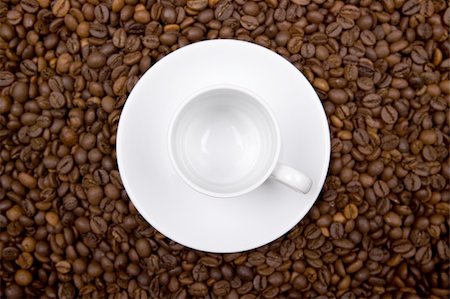 simsearch:400-05117073,k - white cup over coffee bean made background. landscape orientation. Foto de stock - Royalty-Free Super Valor e Assinatura, Número: 400-05117075
