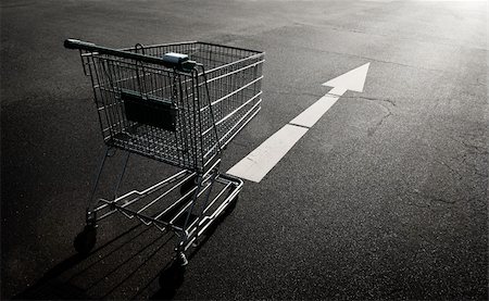 empty shopping cart - Arrow on the ground showing the way to go for a shopping cart. Photographie de stock - Aubaine LD & Abonnement, Code: 400-05118595