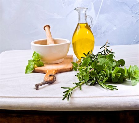 simsearch:400-04544414,k - pestle mortar fresh herbs and olive oil Stock Photo - Budget Royalty-Free & Subscription, Code: 400-05118695