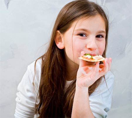 young girl eating homemade pizza Foto de stock - Super Valor sin royalties y Suscripción, Código: 400-05118698