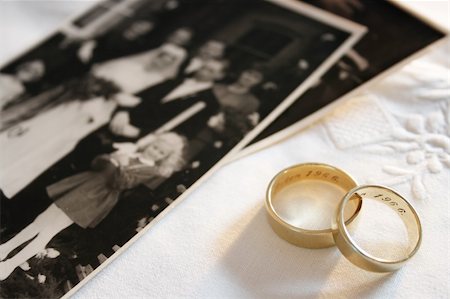 Old wedding rings and black and white photograph of bride and groom, stirring up fond memories. Fotografie stock - Microstock e Abbonamento, Codice: 400-05118927