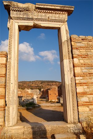 An ancient doorway in the ruins of the Church of St Mary, Ephesus, Turkey Foto de stock - Royalty-Free Super Valor e Assinatura, Número: 400-05119759