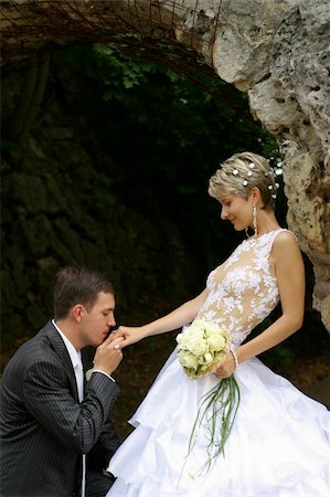 simsearch:400-04440941,k - The groom kisses a hand to the bride kneeling Fotografie stock - Microstock e Abbonamento, Codice: 400-05110019