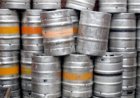 simsearch:832-03640200,k - Range of stacked beer casks of kegs Photographie de stock - Aubaine LD & Abonnement, Code: 400-05111881