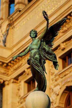 Winged Victory, holding wreath. Statue in front of the Hapsburg Palace, Vienna, Austria Foto de stock - Royalty-Free Super Valor e Assinatura, Número: 400-05112234