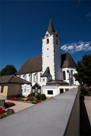 A beautiful white church in the town of Mitterkirchen, Austria, on the route of the Danube Cycle Trail Foto de stock - Royalty-Free Super Valor e Assinatura, Número: 400-05112277