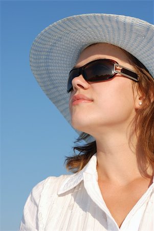 simsearch:400-09224445,k - The woman in glasses and a hat on a background of the sky. The adult girl in white clothes Foto de stock - Super Valor sin royalties y Suscripción, Código: 400-05112315