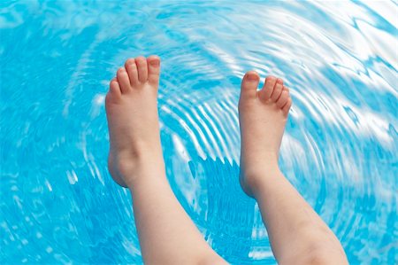 a young kids feet over blue pool water Photographie de stock - Aubaine LD & Abonnement, Code: 400-05112439